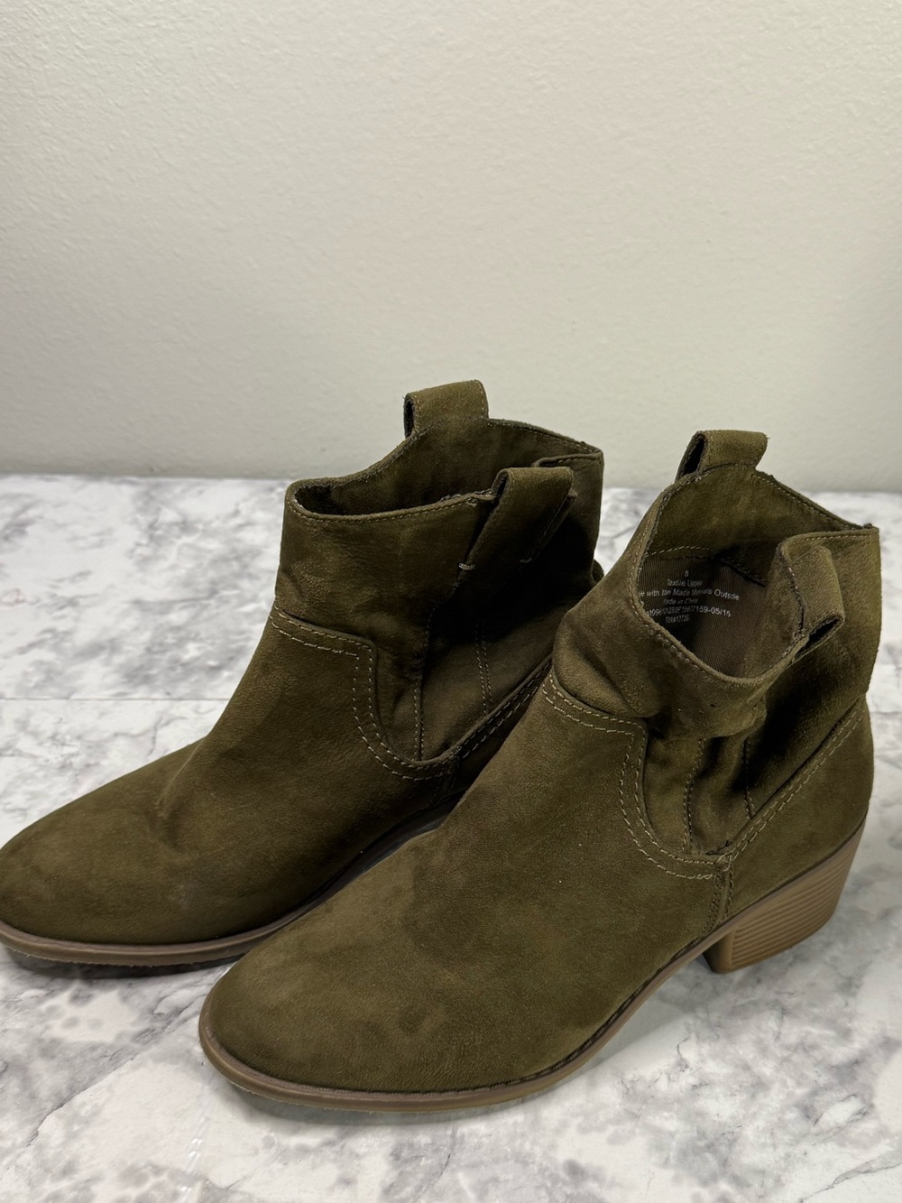 Olive green faux suede ankle boots slouchy shaft and a chunky block heel sz 8